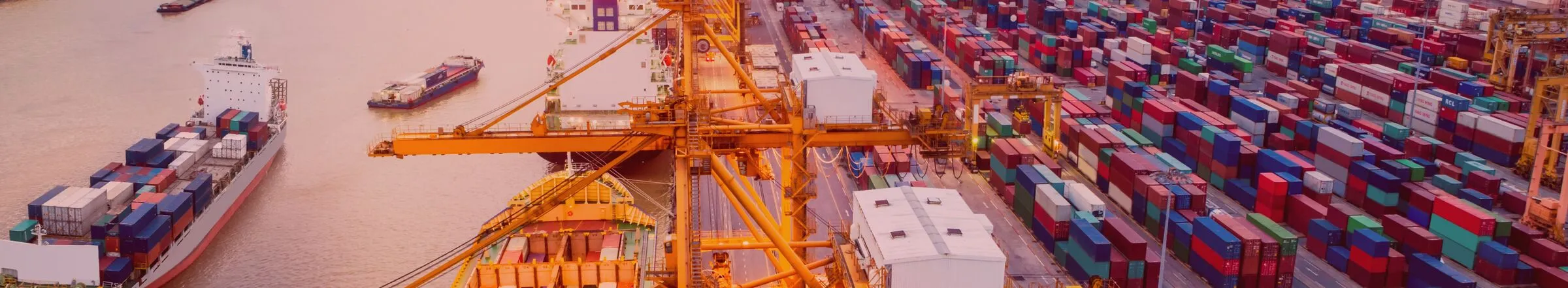 Porto de contêineres ao pôr do sol, exportação movimentada pelo câmbio da Sudeste